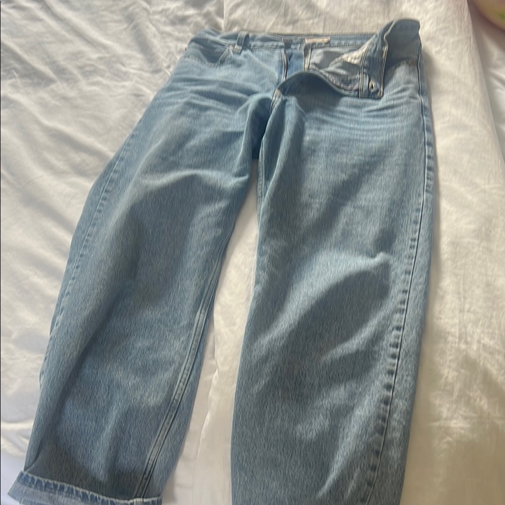 Levi’s hight rise Blue Denim Jeans 💯 cotton daddy style inseam 28 these are 29